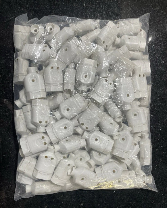 Kit 100 Plug Tomada Fêmea 3P 10A 20A Angular NBR Atacado Revenda